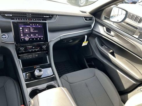 New 2025 Jeep Grand Cherokee L Laredo image 14