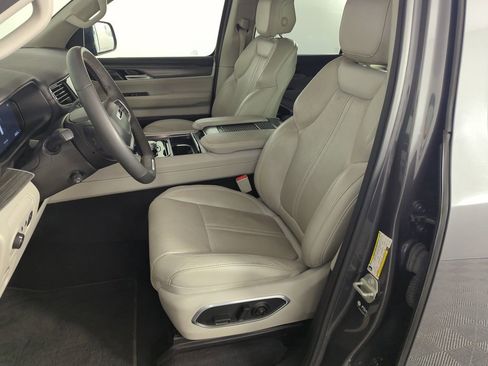 Used 2024 Jeep Wagoneer L Series II image 12