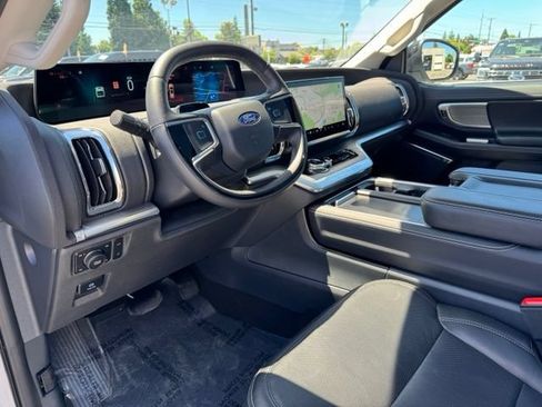 Used 2025 Ford Expedition Platinum AWD/4WD image 22