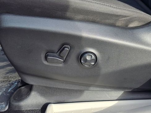 Used 2023 Chrysler Voyager LX image 23