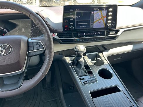 Used 2024 Toyota Sienna Platinum image 20