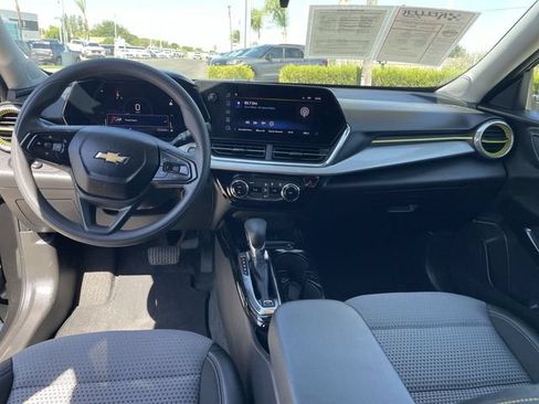 Used 2025 Chevrolet Trax LT FWD image 19