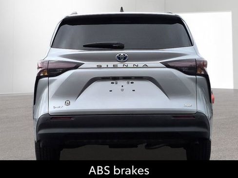 Certified 2025 Toyota Sienna XLE FWD image 8