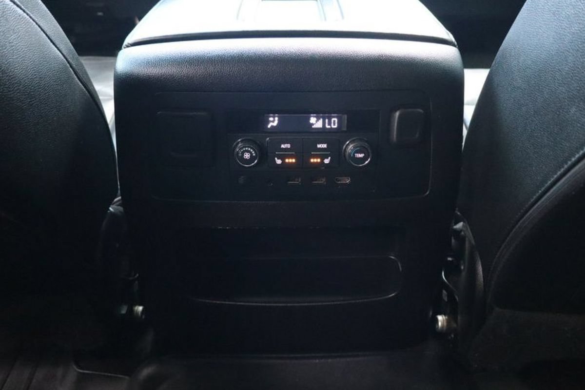 Used 2018 Chevrolet Tahoe LT AWD/4WD image 12
