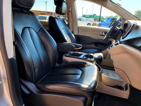 Used 2024 Chrysler Pacifica Touring-L FWD image 13