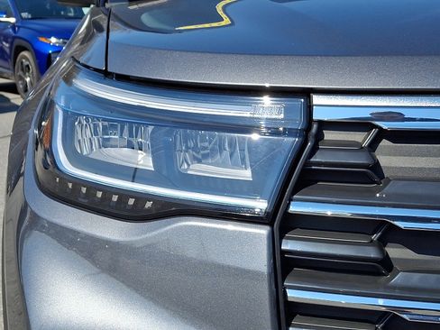 Certified 2025 Ford Explorer Active AWD/4WD image 9