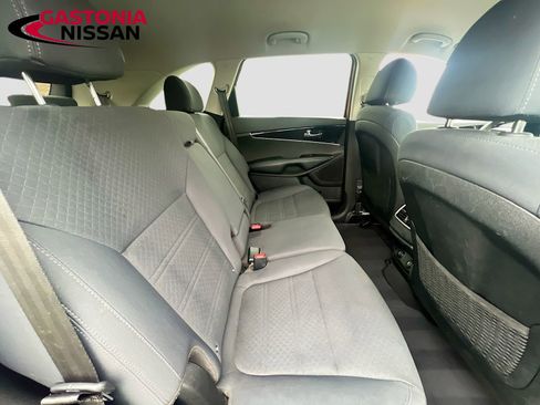 Used 2019 Kia Sorento LX image 35