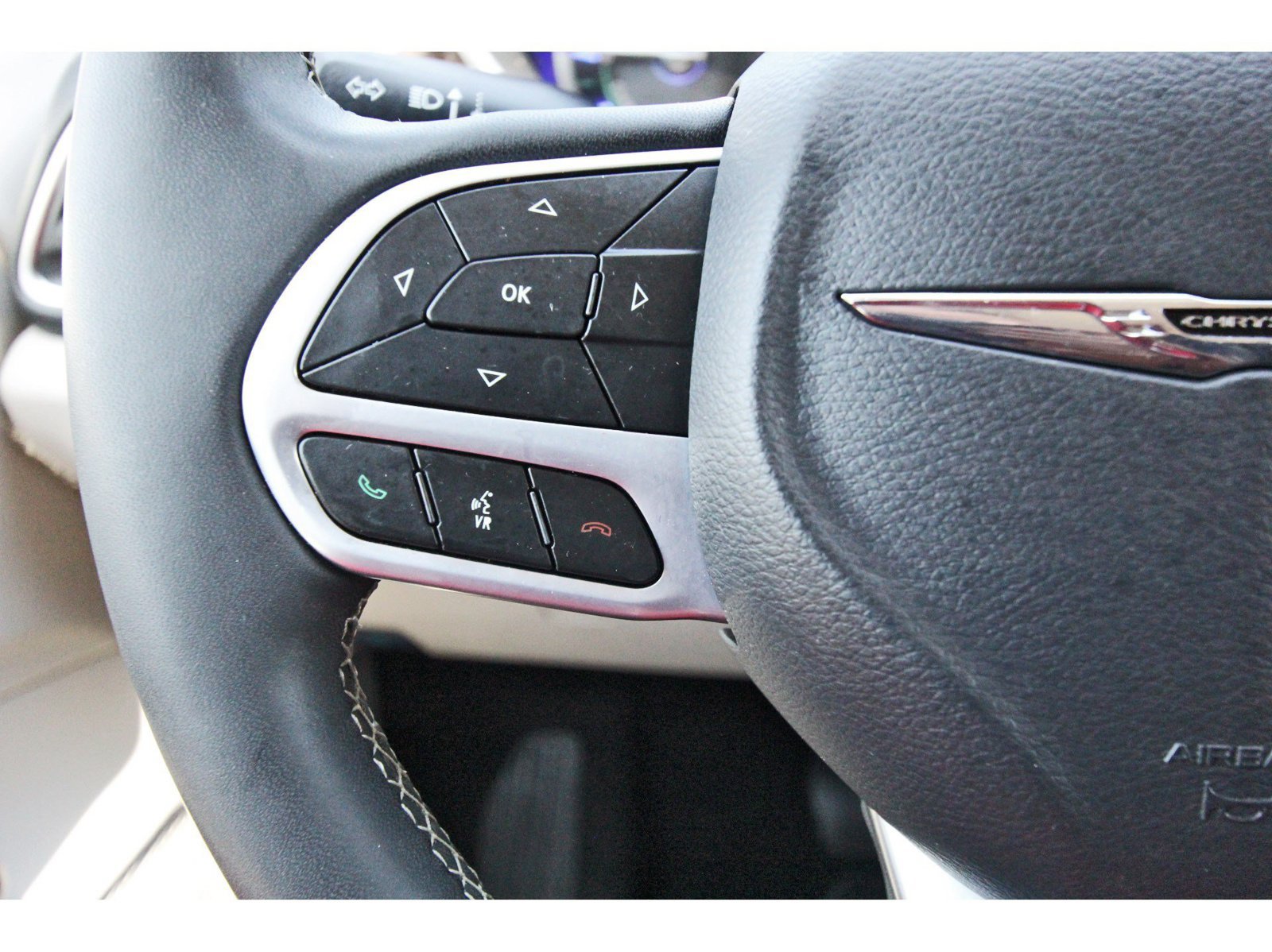Used 2023 Chrysler Pacifica Limited FWD image 17