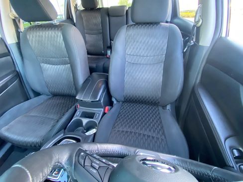 Used 2018 Nissan Rogue SV w/ Premium Package FWD image 12