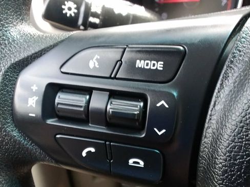Used 2021 Kia Sedona LX FWD image 16