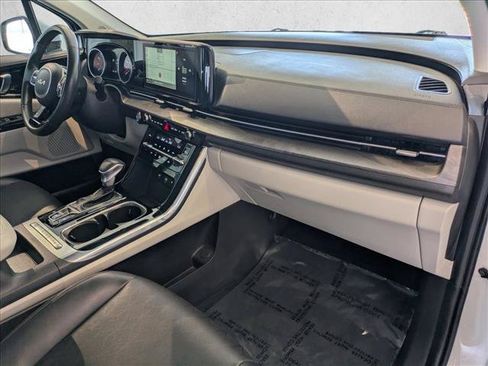 Used 2024 Kia Carnival EX FWD image 22