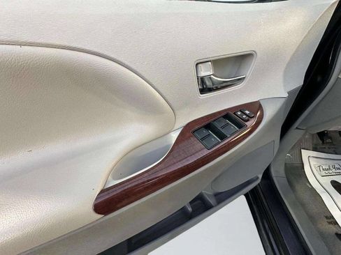 Used 2012 Toyota Sienna Limited image 14