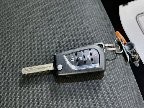 Used 2021 Toyota Corolla SE FWD image 36