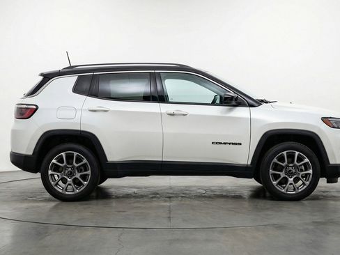 Used 2025 Jeep Compass Limited image 11
