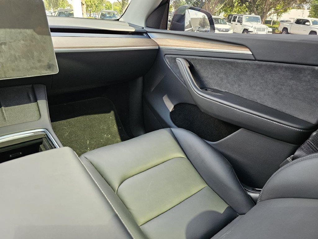 Used 2025 Tesla Model Y Long Range RWD image 14
