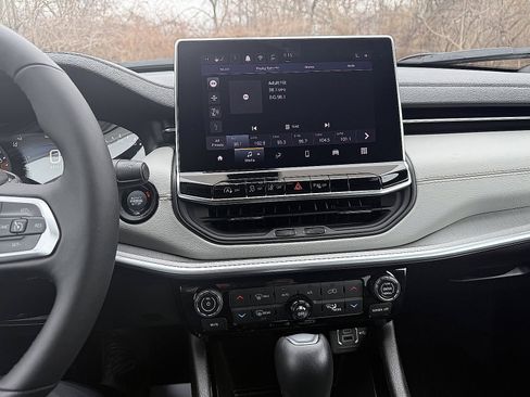 Used 2025 Jeep Compass Limited image 17