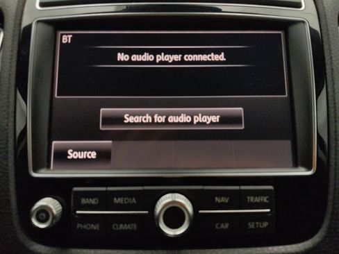 Used 2016 Volkswagen Touareg Sport image 25