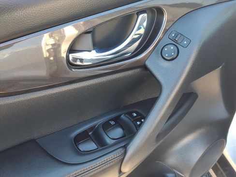 Used 2018 Nissan Rogue S w/ S Value Package image 4