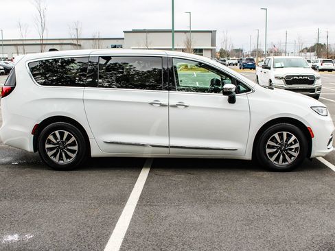 Used 2023 Chrysler Pacifica Limited FWD image 5