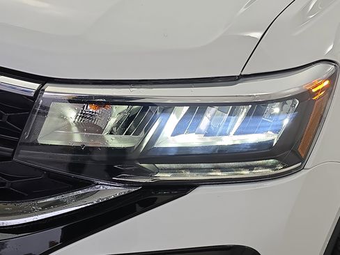 Certified 2024 Volkswagen Taos SE image 30