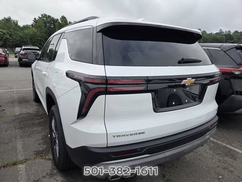 Used 2024 Chevrolet Traverse LT FWD image 2