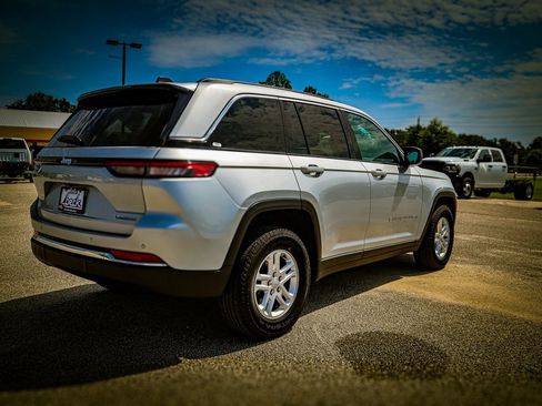 Used 2023 Jeep Grand Cherokee Laredo image 5