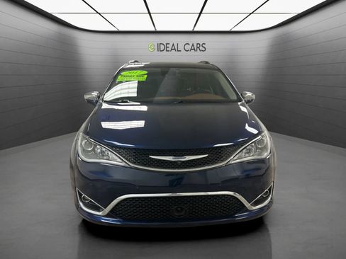 Used 2017 Chrysler Pacifica Limited FWD image 2