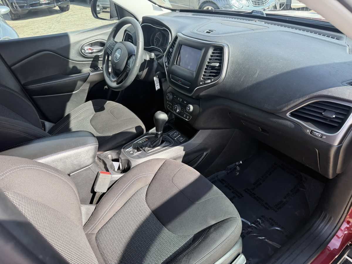Used 2019 Jeep Cherokee Latitude w/ Popular Appearance Group FWD image 12
