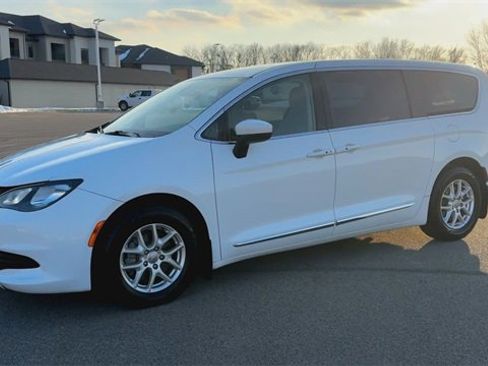 Used 2017 Chrysler Pacifica Touring image 4