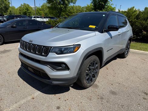 Used 2024 Jeep Compass Latitude w/ Convenience Group AWD/4WD image 1