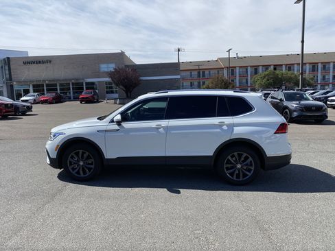 Used 2022 Volkswagen Tiguan SE w/ Panoramic Sunroof Package FWD image 10