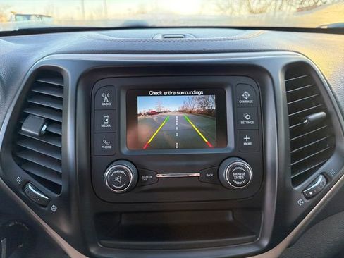 Used 2016 Jeep Cherokee Sport image 20