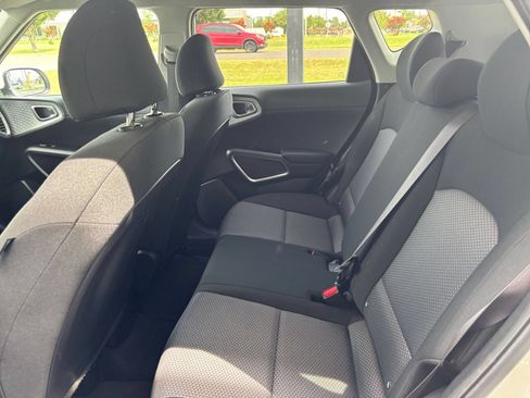 Used 2025 Kia Soul LX w/ LX Technology Package FWD image 22