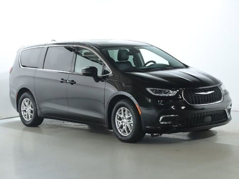 Used 2024 Chrysler Pacifica Touring-L image 9