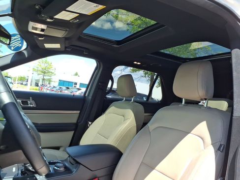 Used 2018 Ford Explorer XLT w/ Equipment Group 202A AWD/4WD image 18