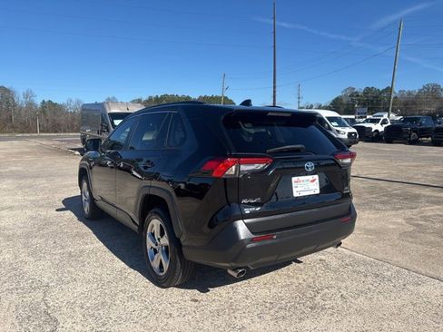 Used 2021 Toyota RAV4 XLE Premium image 6