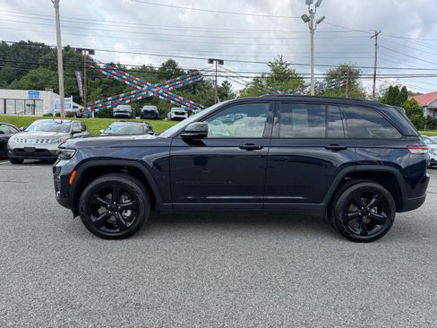 Used 2024 Jeep Grand Cherokee Limited w/ Luxury Tech Group II AWD/4WD image 3