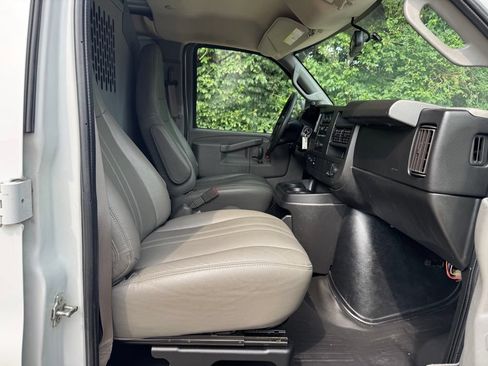 Used 2017 Chevrolet Express 2500 RWD image 9