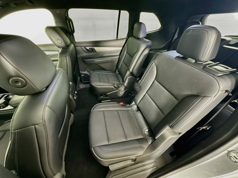 Used 2025 Buick Enclave Preferred FWD image 28