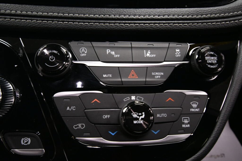 Used 2025 Chrysler Pacifica Limited FWD image 24