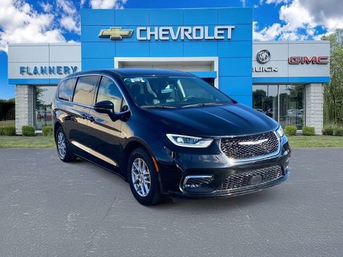 Used 2024 Chrysler Pacifica Touring-L FWD image 7