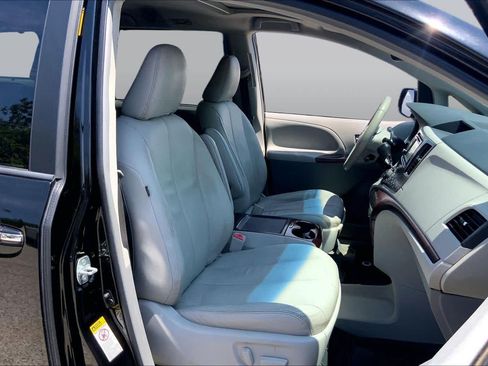 Used 2014 Toyota Sienna XLE FWD image 9