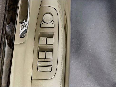 Used 2011 Cadillac DTS Luxury FWD image 16