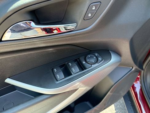 Used 2025 Chevrolet Trax RS FWD image 15