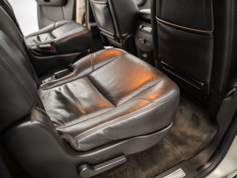 Used 2011 Chevrolet Suburban LTZ AWD/4WD image 31