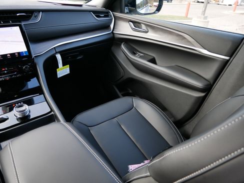 New 2025 Jeep Grand Cherokee Limited w/ Black Appearance Package image 11