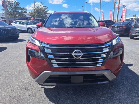 Certified 2025 Nissan Rogue SL image 2