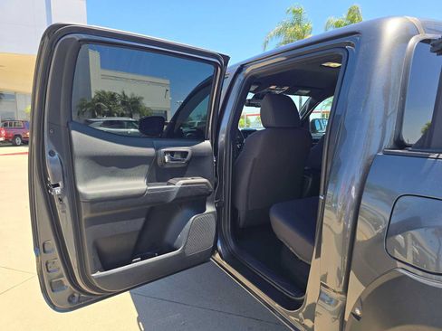 Used 2019 Toyota Tacoma TRD Off-Road w/ Technology Package AWD/4WD image 17