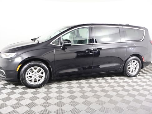 Used 2024 Chrysler Pacifica Touring-L image 9