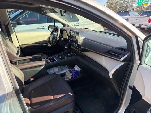 Used 2024 Toyota Sienna Platinum image 27